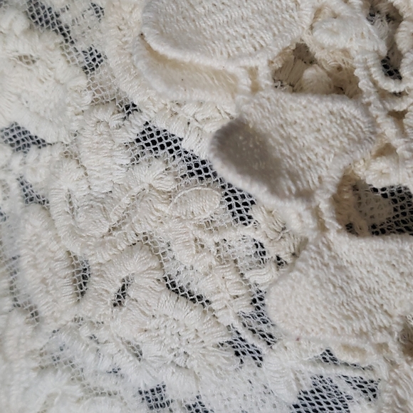 ISSI Lace Top - Size Large - Picture 7 of 7